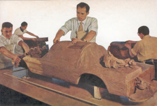 El diseño de los modelos originales se esculpe cuidadosamente en arcilla, a una escala de 3/8 del tamaño real.
