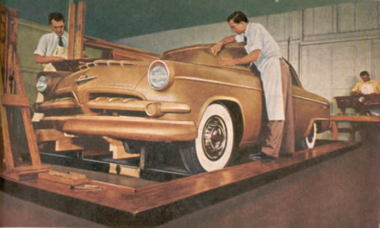 Los modelos de tamaño real hechos en arcilla, como este Dodge, pueden llegar a pesar hasta cinco toneladas