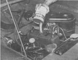 El tamaño del motor Austin A40 de 4 cilindros, con válvulas a la cabeza, no es mucho mayor que el de la lata