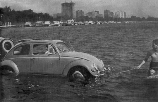 ¡Ciertos dueños aseguran que el VW flota en los charcos profundos! Clymer lo probó, y a pesar del gran peso de éste, el auto flotó; pero el agua se filtró por el borde inferior de las puertas