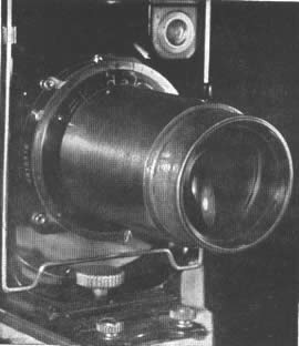 Se puede sacar fotomicrografías fijando un vidrio de aumento frente al lente corriente de la cámara