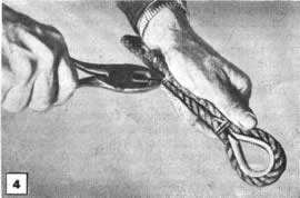 Fig. 4: Después de doblar los extremos de la cuerda alrededor del guardacabo, se unes las partes dobles de aquélla con alambre de cobre, tal como se muestra