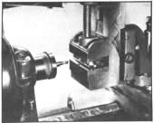Se emplea una máquina fresadora para poder cortar perfectamente el ojal del mertillo de latón