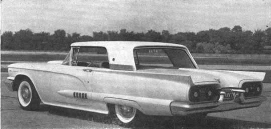 Las líneas altas del coche, sin ventanillas traseras a los lados, recuerdan las del Continental Mark II