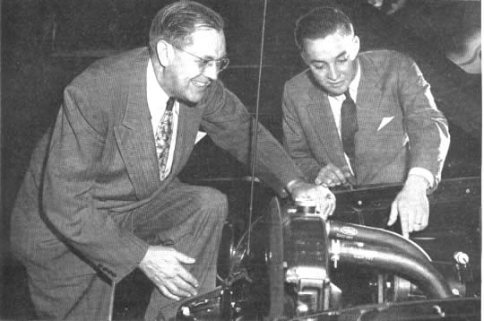 Bill Ford, nieto de Henry Ford, le muestra a Clymer el sistema de encendido a prueba de agua del motor V-8