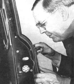 El cierre giratorio de la puerta y el sistema de cerradura satisface a los dueños del Ford modelo 1951