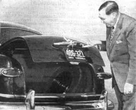 La tapa contrapesada del baúl del Ford modelo 1951 puede levantarse fácilmente empleando un solo dedo